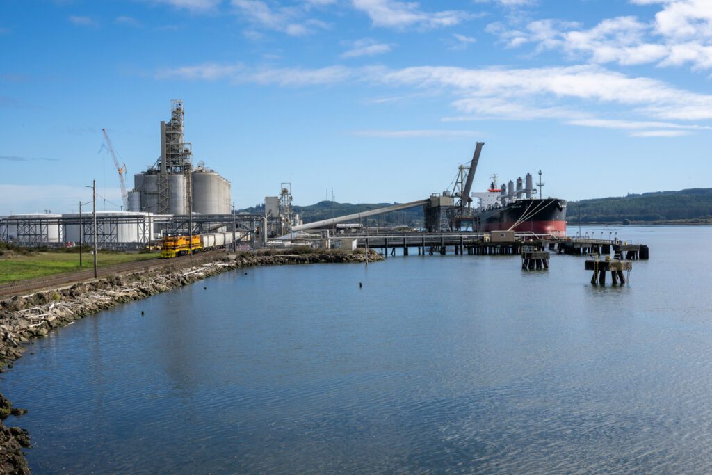 Maryland farmer and USB director Belinda Burrier explains how the expansion of the Port of Grays Harbor to export more U.S. soybean meal to Asia benefits farmers, the community, U.S. Soy customers and sustainable fuel.