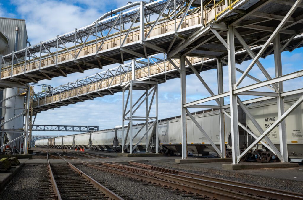 Maryland farmer and USB director Belinda Burrier explains how the expansion of the Port of Grays Harbor to export more U.S. soybean meal to Asia benefits farmers, the community, U.S. Soy customers and sustainable fuel.